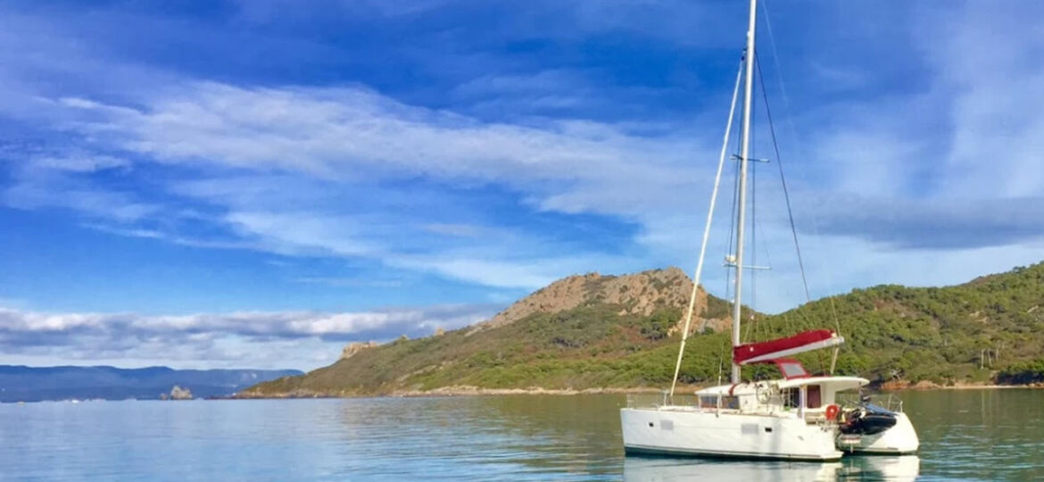 partir-en-croisiere-en-catamaran-dans-le-sud-de-la-france-pour-des-vacances-en-famille-ou-entre-amis