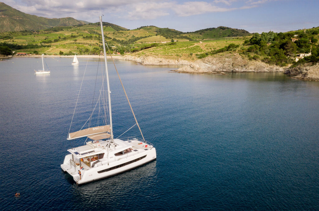 catamaran bali au mouillage